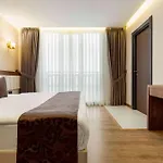 Trademark By Wyndham Operla Airport 3*