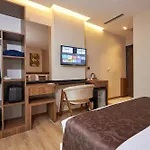 Trademark By Wyndham Operla Airport Szálloda 3*