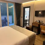 Trademark By Wyndham Operla Airport Szálloda 3*