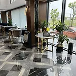 Trademark By Wyndham Operla Airport Szálloda 3*