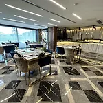 Trademark By Wyndham Operla Airport Szálloda 3*