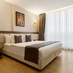 Trademark By Wyndham Operla Airport 3*