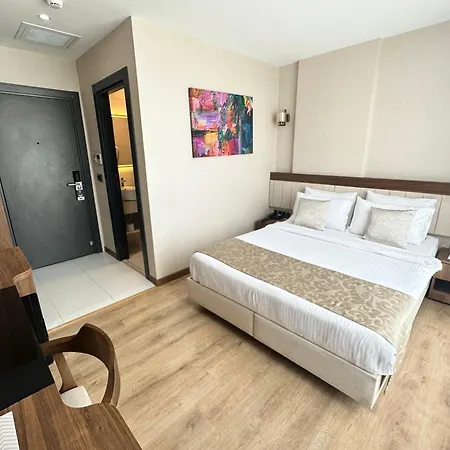 Hotel Trademark By Wyndham Operla Airport 3*