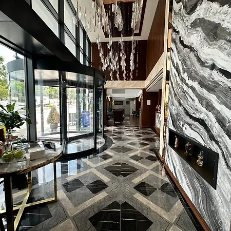 Trademark By Wyndham Operla Airport 3*
