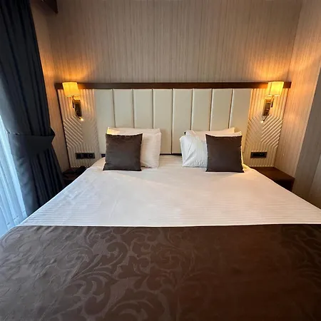 Trademark By Wyndham Operla Airport Hotel