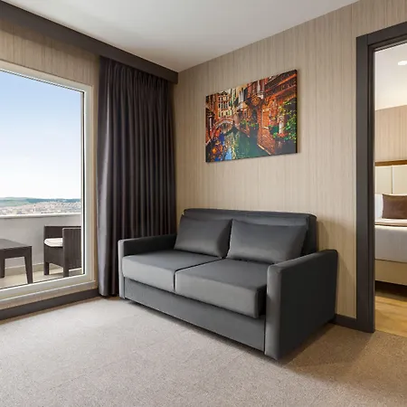 Trademark By Wyndham Operla Airport Hotel 3*