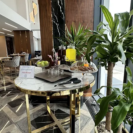 Trademark By Wyndham Operla Airport מלון 4*